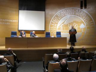 Momento en el que el magistrado Carlos Gómez lee su discurso de ingreso en la Real Academia